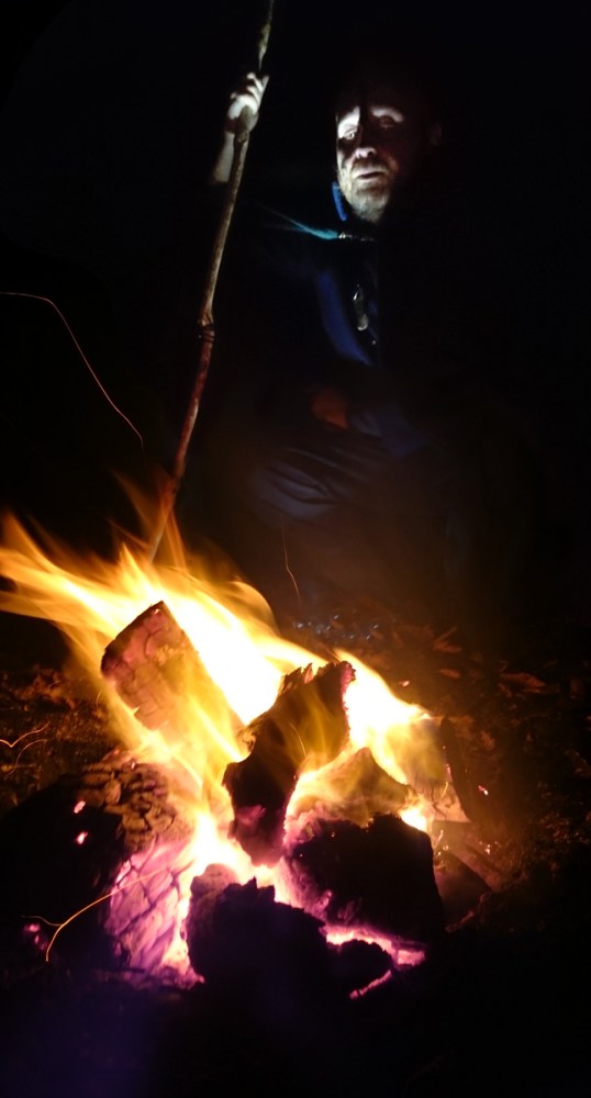 Solstice d’hiver - prêtre du Grand Cornu devant le feu
