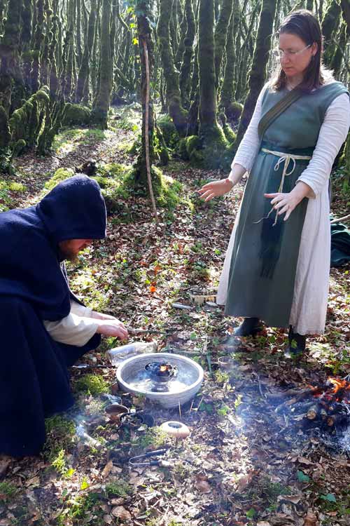 On voit dans la forêt un barde accroupi devant le feu et l’eau qui exécute, par Brigantia, la bénédiction des talismans. Une ovate se tient debout devant lui, bras tendus vers la scène.