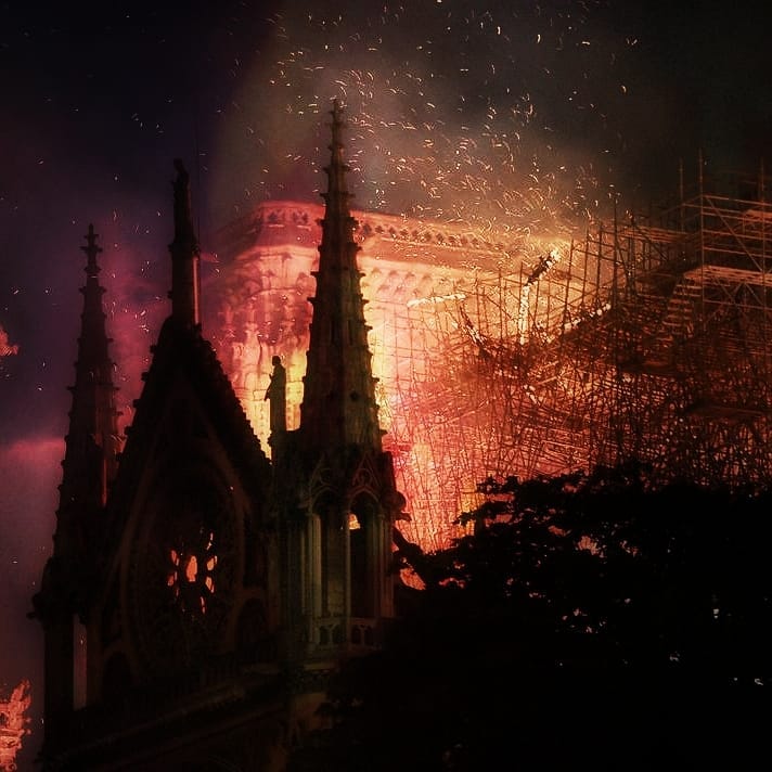 Lieux de culte incendiés comme ici sur cette photo Notre Dame de Paris